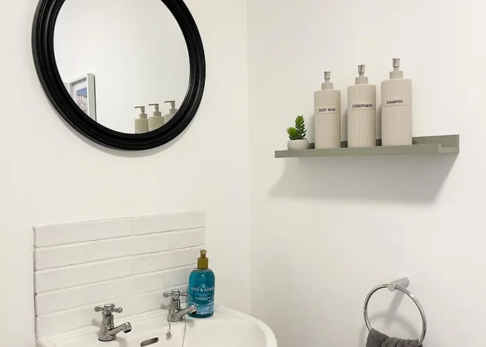 Borders Retreat, Cosy 1 Bed Flat - 3miles From M6 Jct45 - Near A75, Gretna & Carlisle